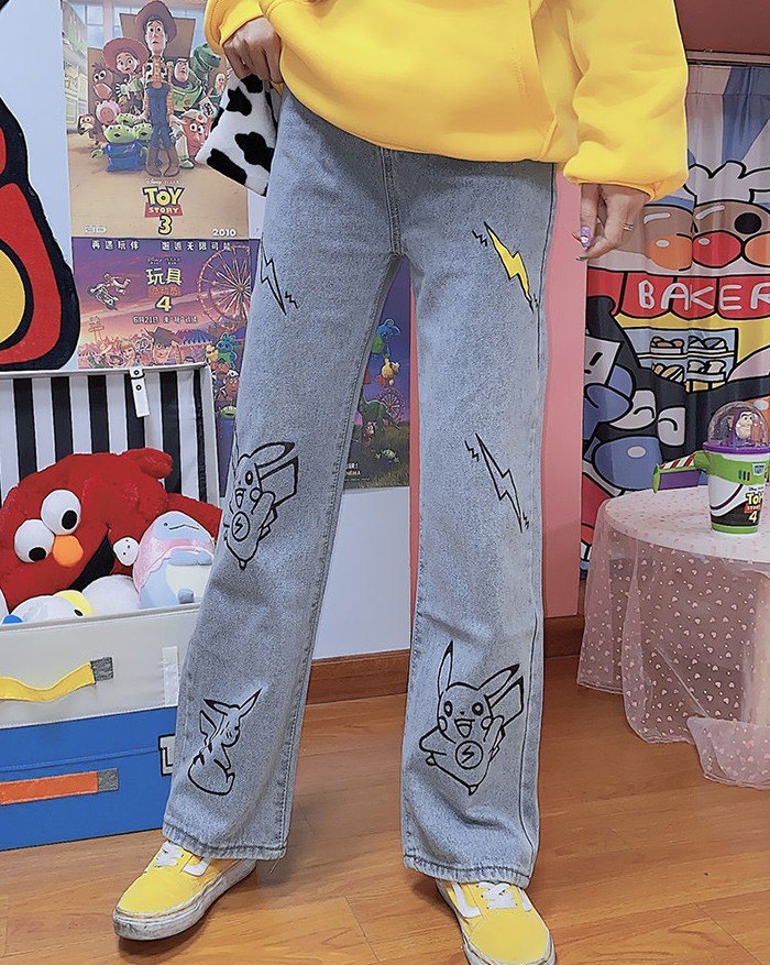EMMIOL Pantalones vaqueros de Pikachu de dibujos animados de Harajuku