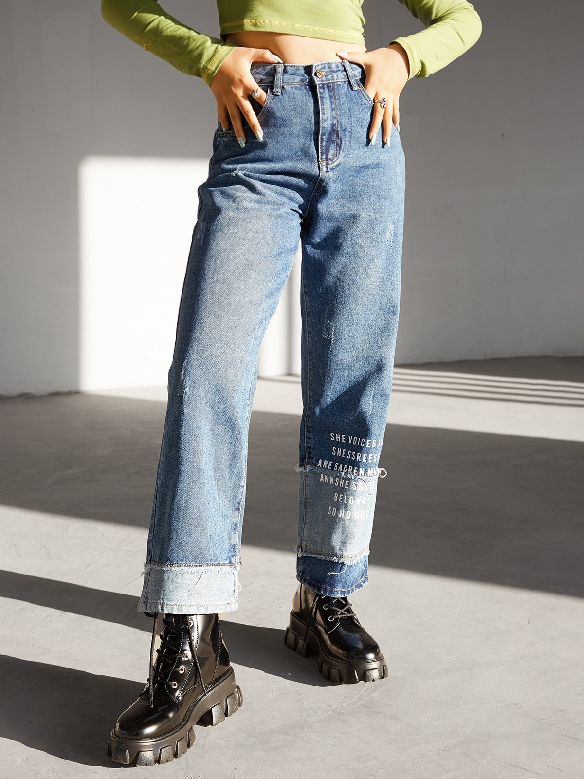 2022 Jeans Mom con parche y estampado de letras Azul L In Mom Jeans Online  Store. Best For Sale | Emmiol.com