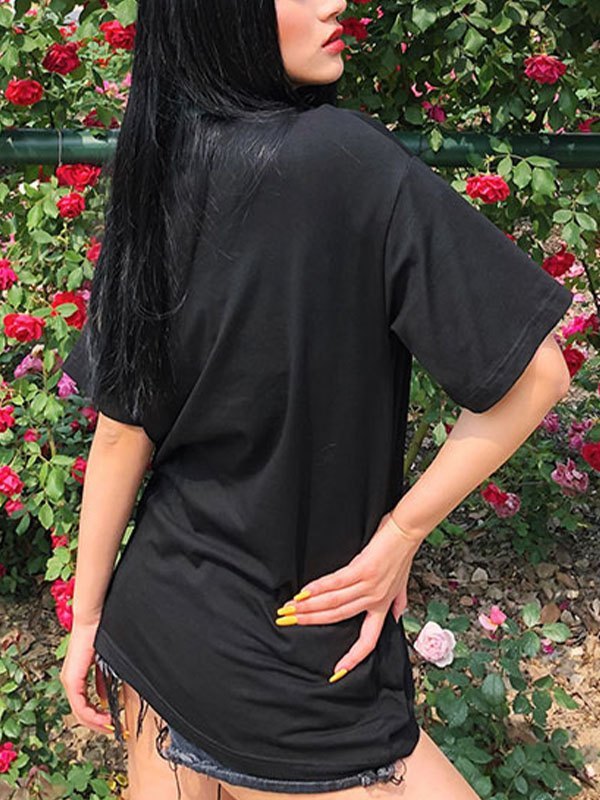 T-shirt con spalle cadenti con grafica e slogan