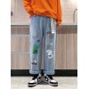 EMMIOL Jeans recortados con estampado de dibujos animados para hombre