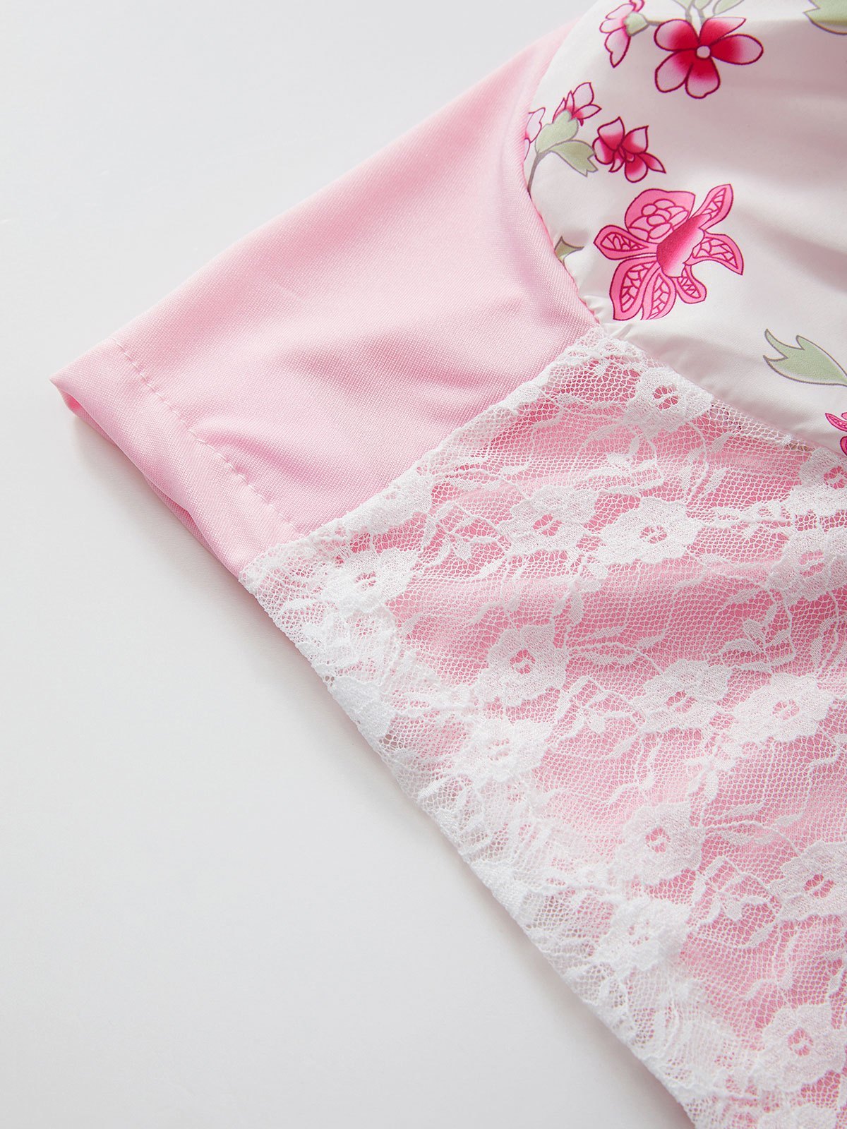 EMMIOL Blusa corta de encaje floral con patchwork