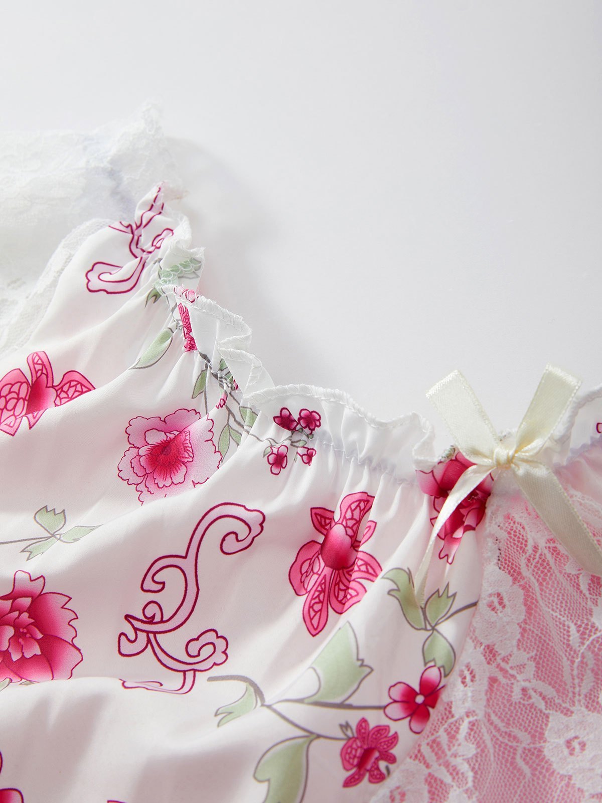 EMMIOL Blusa corta de encaje floral con patchwork