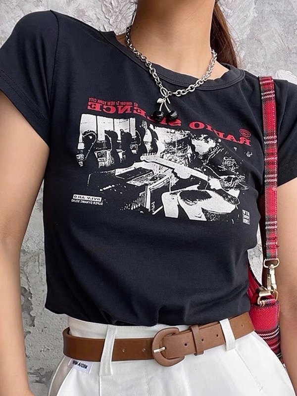 EMMIOL Radio Silence Graphic Crop Top