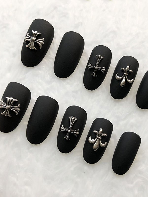 EMMIOL 24 uñas postizas con diseño de corazones de cromo negro.