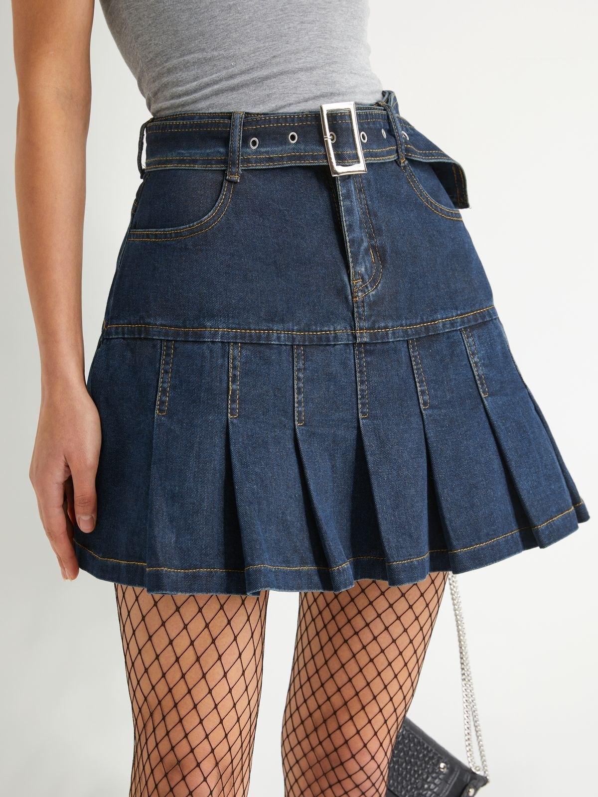 EMMIOL Buckle Belted Pleated Mini Skirt