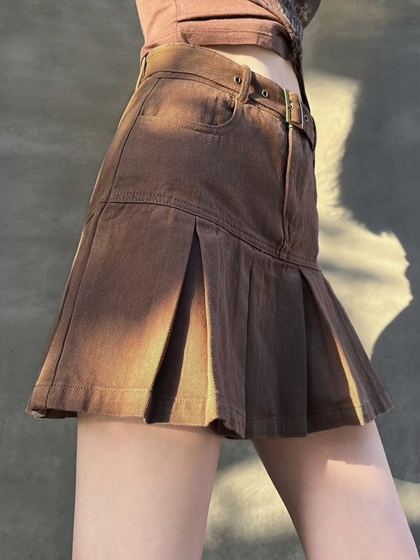 EMMIOL Buckled Belt Pleated Mini Skirt