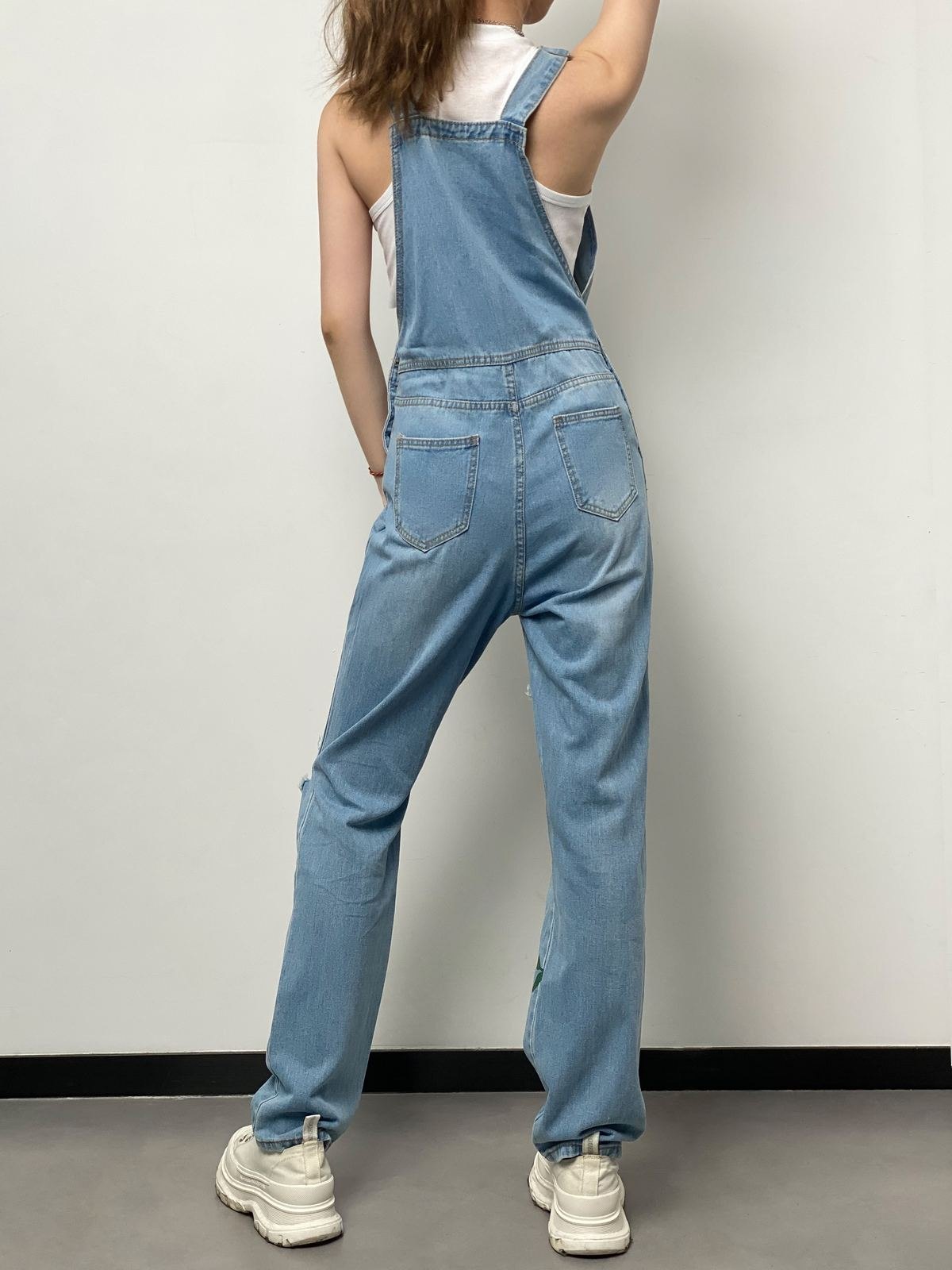 EMMIOL Overol de mezclilla con estampado floral desgastado