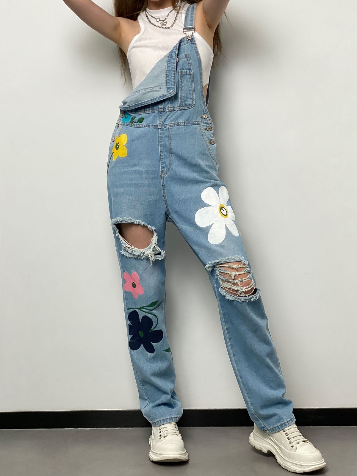 EMMIOL Overol de mezclilla con estampado floral desgastado