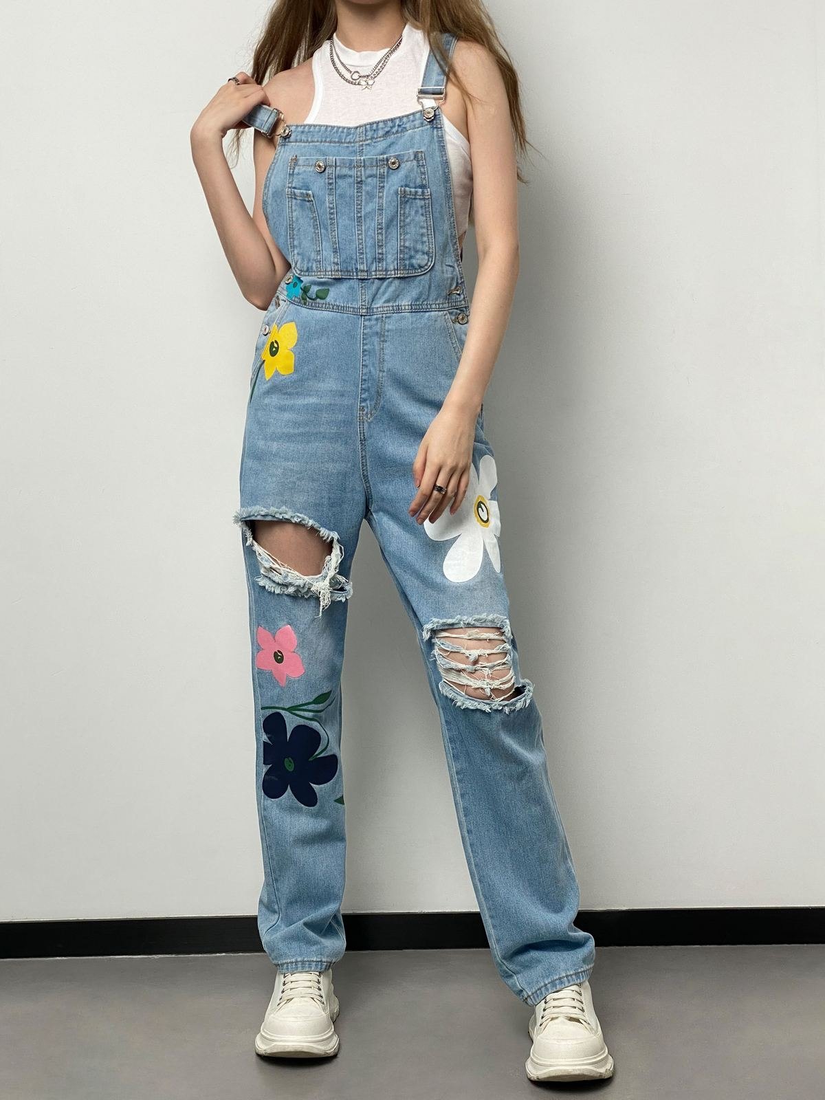 EMMIOL Overol de mezclilla con estampado floral desgastado