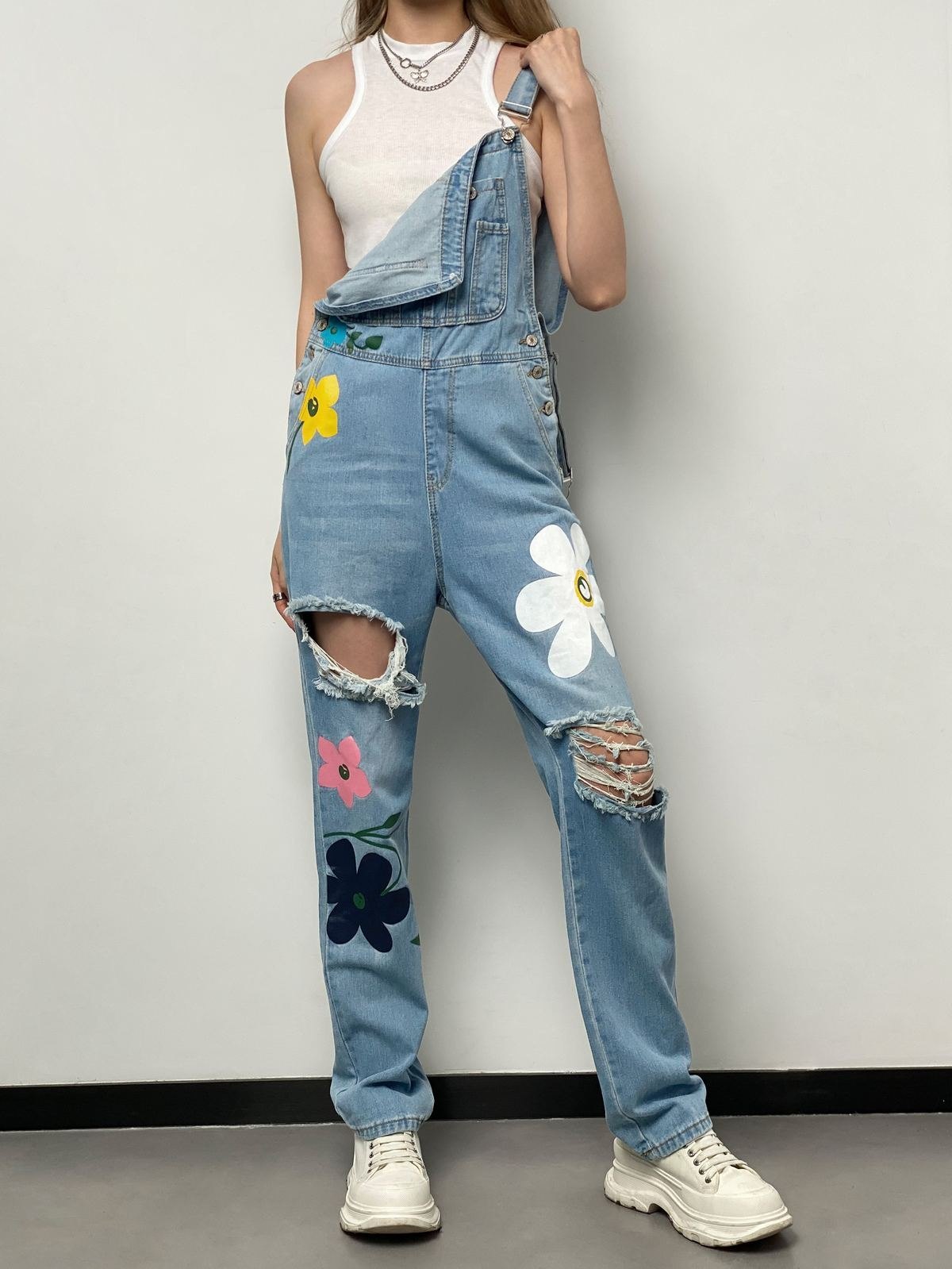 EMMIOL Overol de mezclilla con estampado floral desgastado