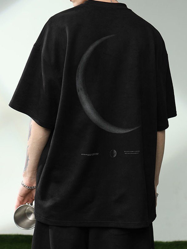 EMMIOL Camiseta con estampado de luna y letras góticas para hombre