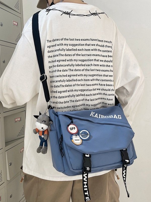 EMMIOL Bolso bandolera con correa de hebilla y detalle de insignia