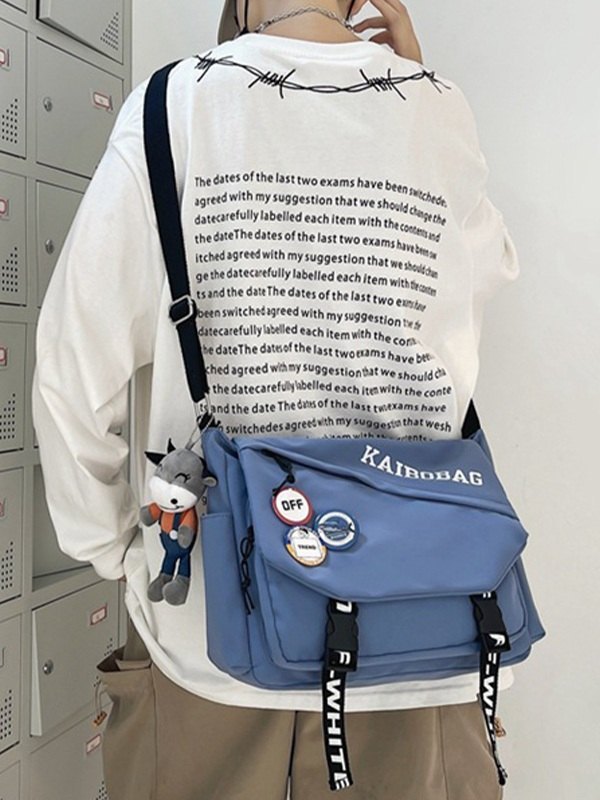 EMMIOL Bolso bandolera con correa de hebilla y detalle de insignia