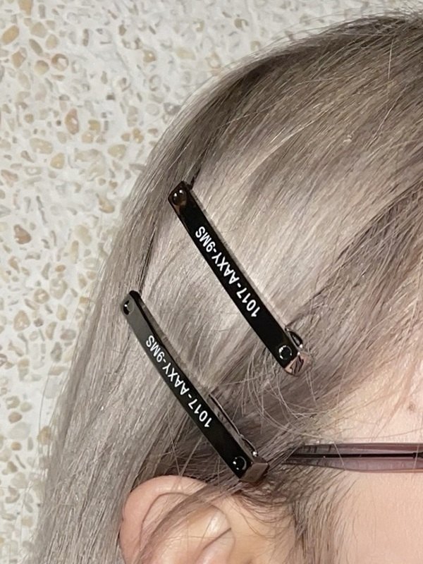 EMMIOL 1 pin de pelo con diseño de letras.