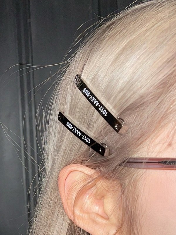 EMMIOL 1 pin de pelo con diseño de letras.