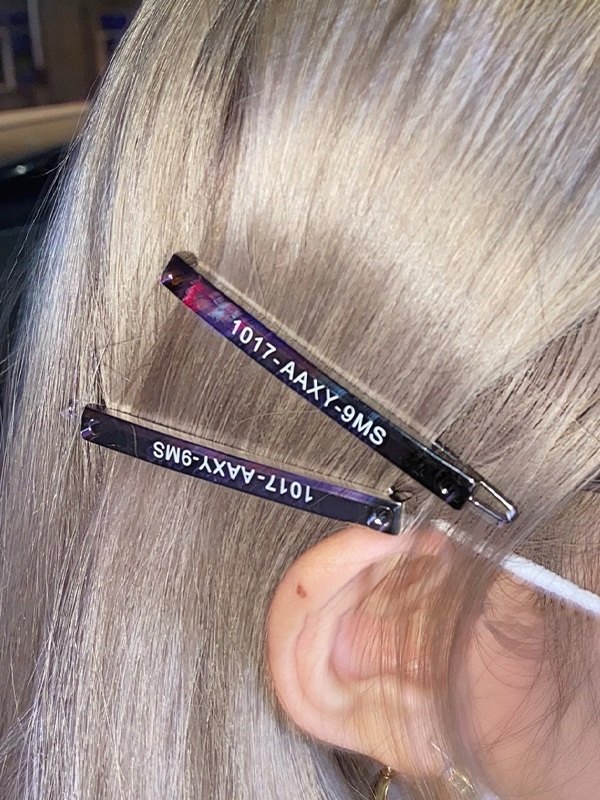 EMMIOL 1 pin de pelo con diseño de letras.