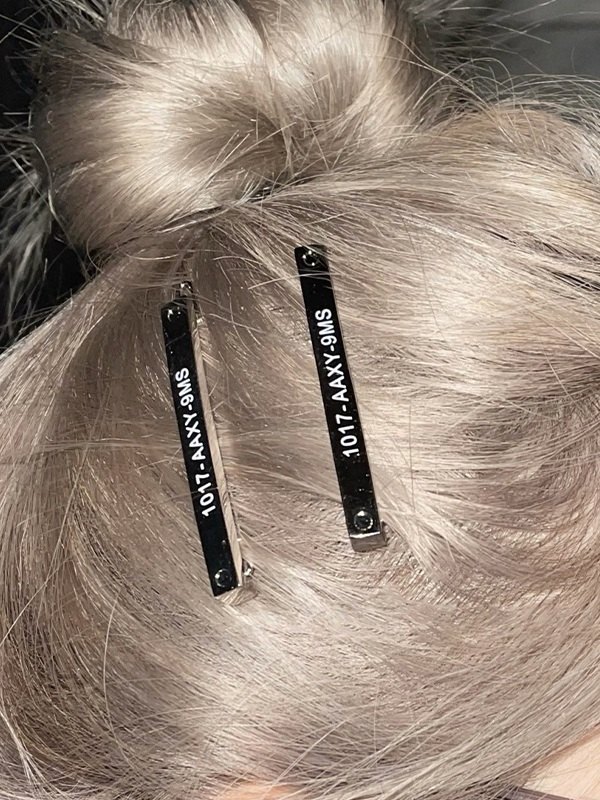EMMIOL 1 pin de pelo con diseño de letras.