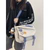 EMMIOL Bolso bandolera con correa de hebilla y detalle de insignia