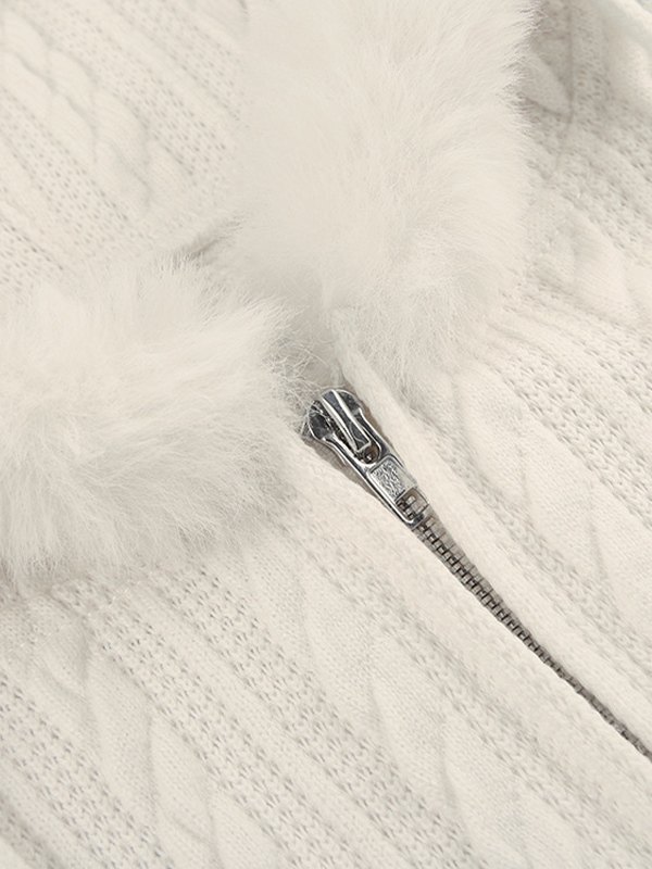 EMMIOL Kurz geschnittene Strickjacke mit Zopfmuster und Kapuze und Fuzzy-Besatz