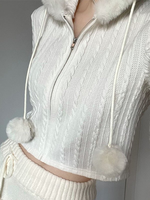 EMMIOL Kurz geschnittene Strickjacke mit Zopfmuster und Kapuze und Fuzzy-Besatz