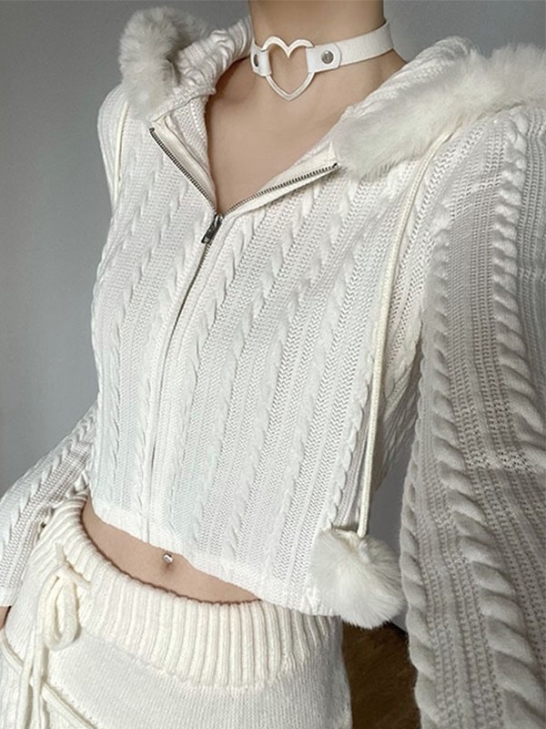 EMMIOL Kurz geschnittene Strickjacke mit Zopfmuster und Kapuze und Fuzzy-Besatz