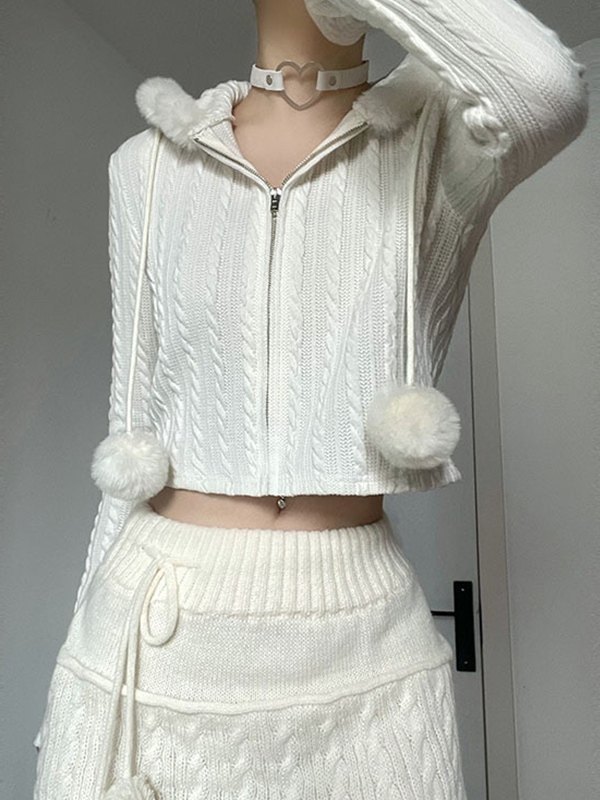 EMMIOL Kurz geschnittene Strickjacke mit Zopfmuster und Kapuze und Fuzzy-Besatz