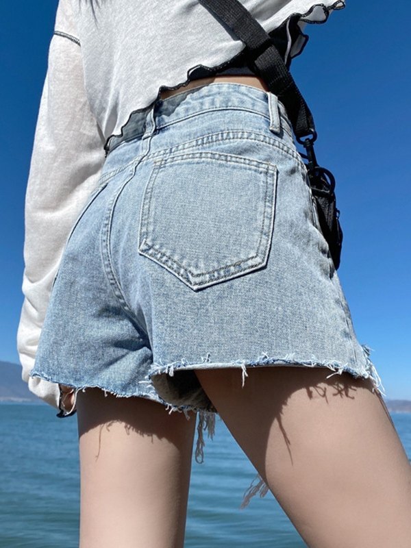 EMMIOL Distressed Denim Shorts mit unversäubertem Saum