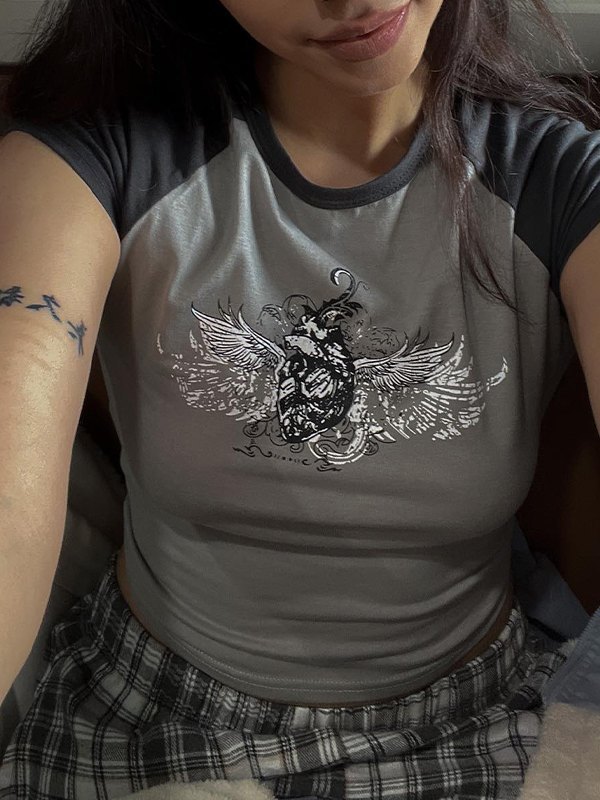 EMMIOL Top corto con estampado de alas grunge y mangas raglán