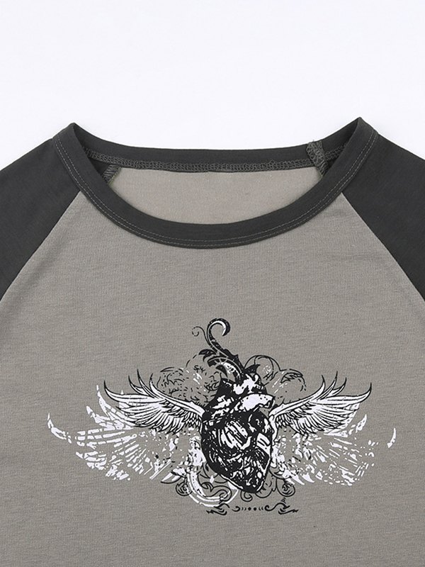 EMMIOL Top corto con estampado de alas grunge y mangas raglán