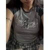 EMMIOL Top corto con estampado de alas grunge y mangas raglán