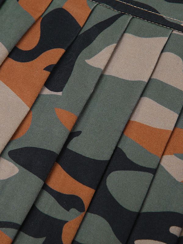 EMMIOL Camouflage-Plissee-Minirock mit niedriger Taille