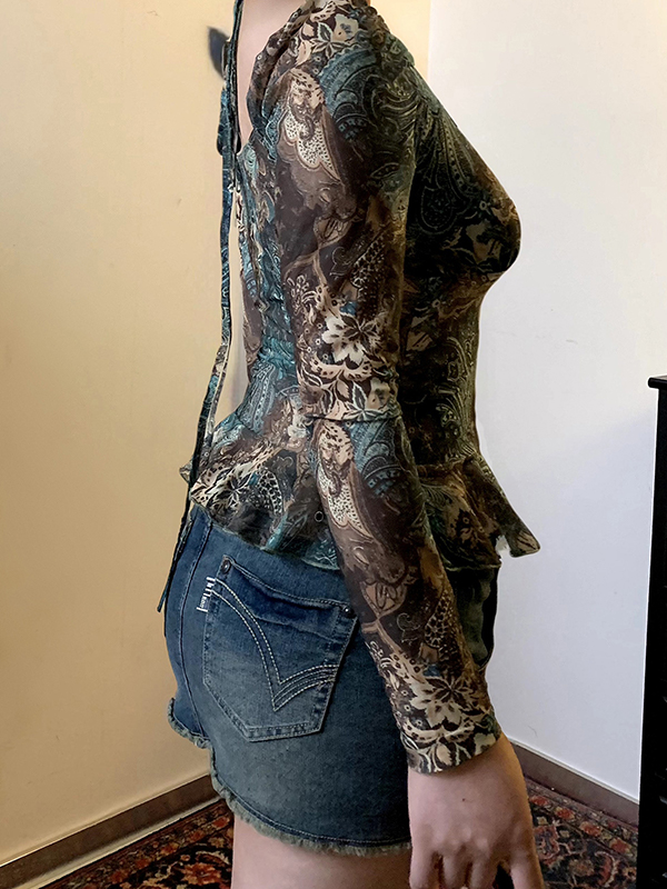 EMMIOL Bedrucktes Langarmshirt mit Rüschen und Krawattenkragen