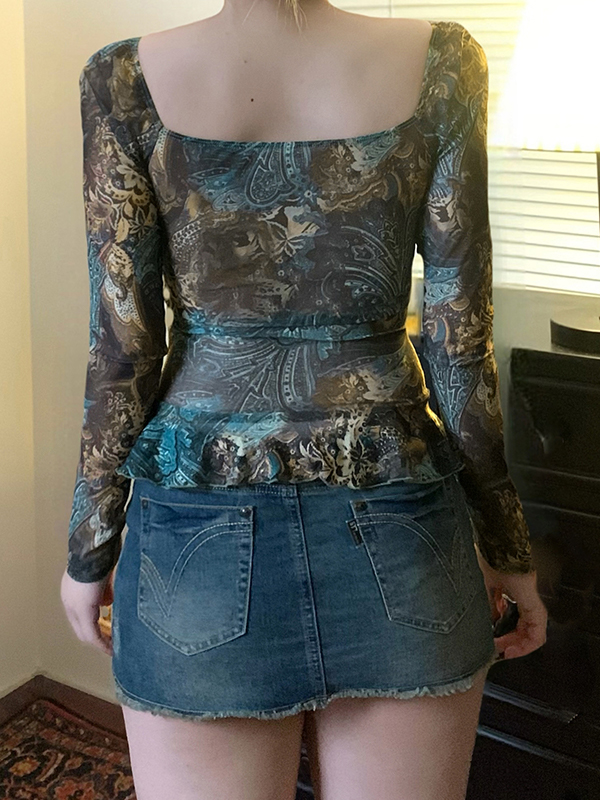 EMMIOL Bedrucktes Langarmshirt mit Rüschen und Krawattenkragen