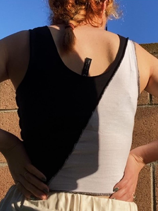 EMMIOL Top de tirantes con calavera y bloques de color en blanco y negro