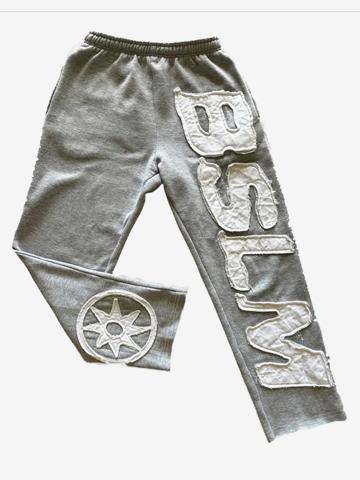 Pantalones deportivos de pierna recta con bolsillo y estampado de parches