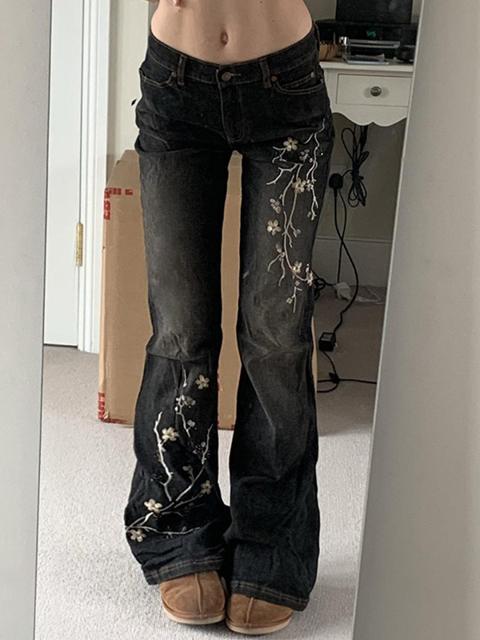 Vaqueros acampanados ajustados con bordado floral