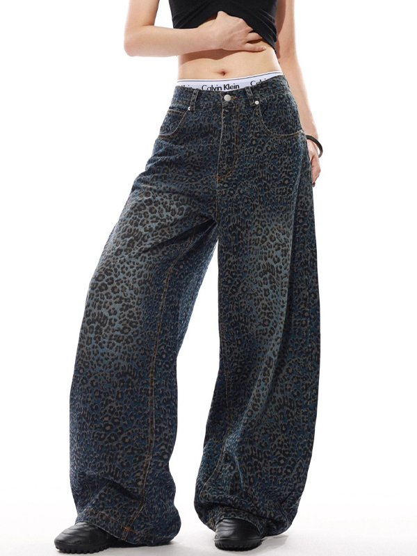 EMMIOL Jeans boyfriend curvi con stampa leopardata retrò