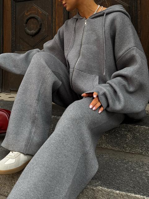 Gestrickter Zweiteiler mit Kapuze