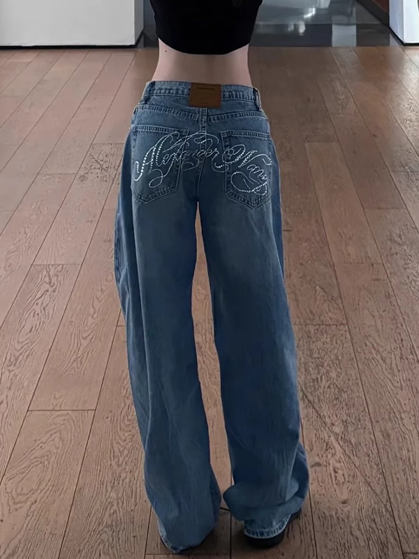 EMMIOL Jeans boyfriend con letras de pedrería