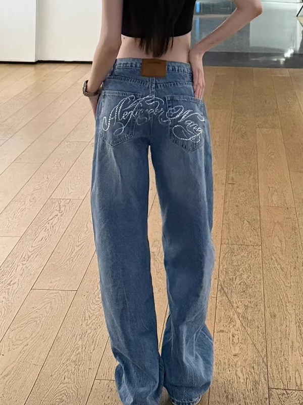 EMMIOL Jeans boyfriend con letras de pedrería