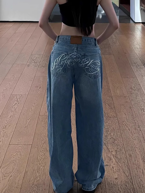 EMMIOL Jeans boyfriend con letras de pedrería