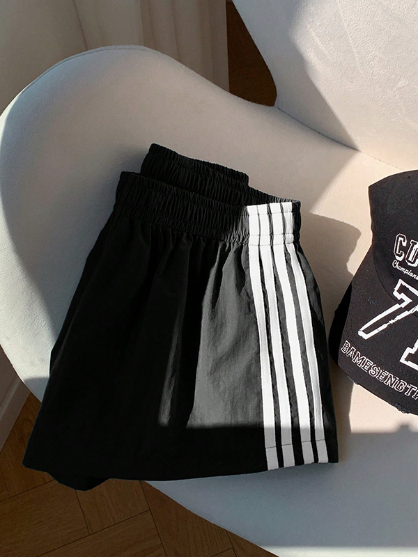 EMMIOL Retro Four-Stripe Shorts