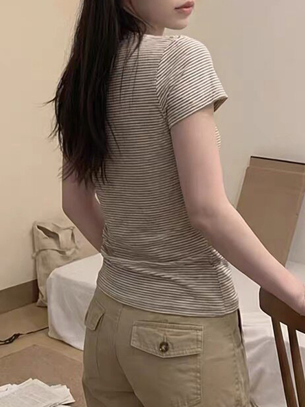 EMMIOL Henry Wears Striped Shirt Short Sleeve