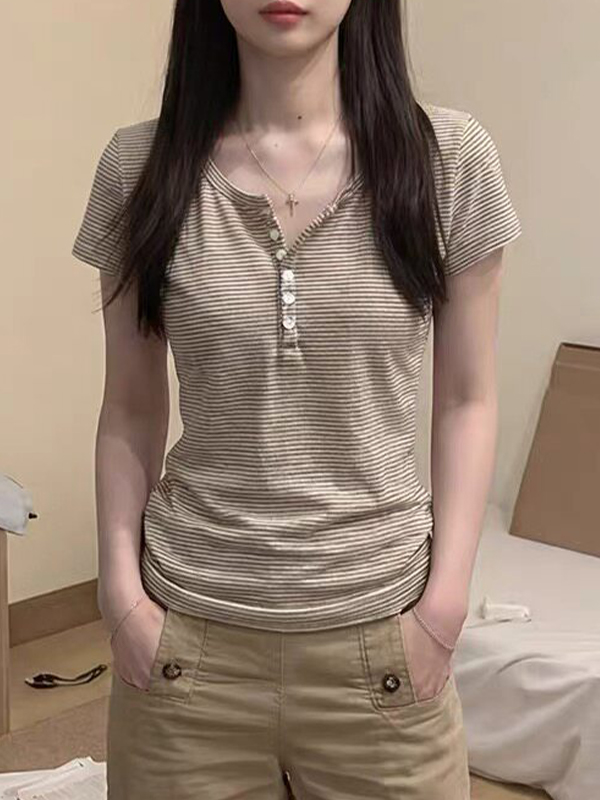 EMMIOL Henry Wears Striped Shirt Short Sleeve