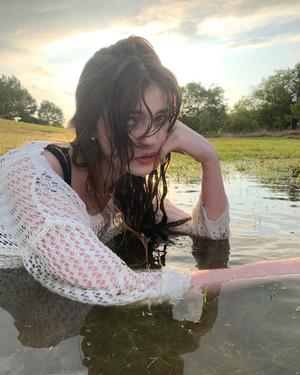 EMMIOL Definitely reminds me of Ophelia @isbe.pi 
[link in bio]
#emmiol #emmiolgal